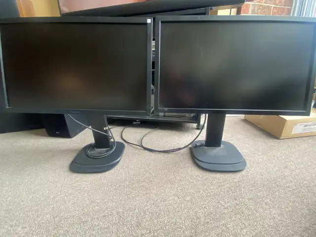 Deux/Two ViewSonic 24' Écrans d'ordinateur LED/Computer Monitors