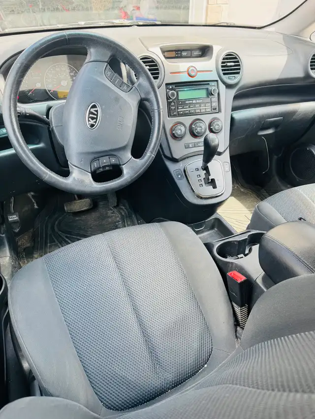 2011 Kia Rondo Sport ( LOW KM ) - Photo 9