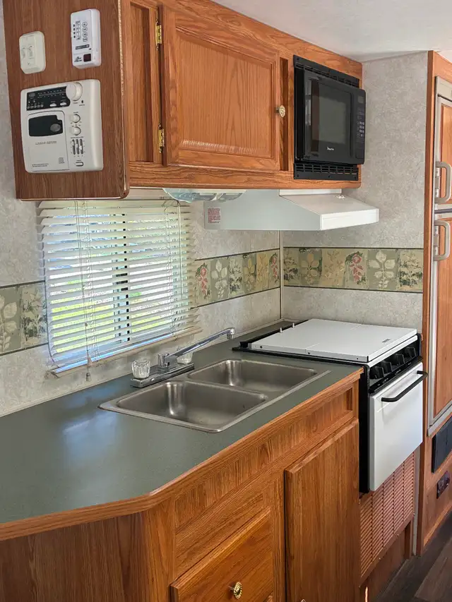 2002 29Ft. Prowler Camper - Photo 4