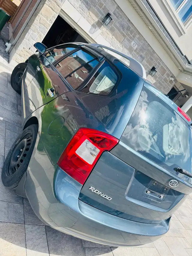 2011 Kia Rondo Sport ( LOW KM )