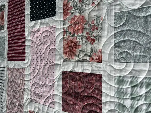 Queen Size Quilt - Brand New - Photo 2