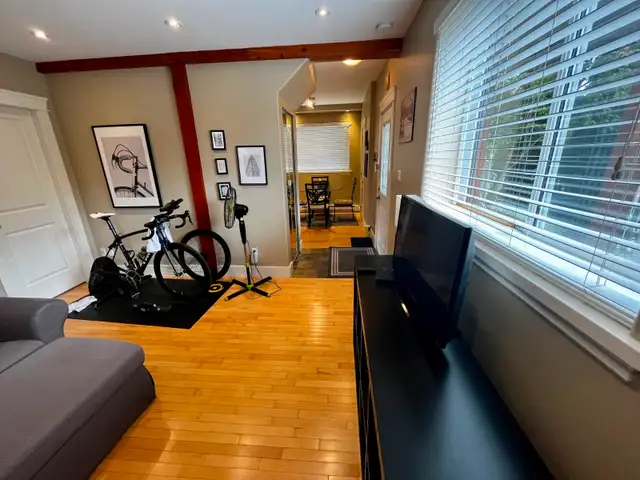 $2350 WESTSIDE DUNBAR 1 BDRN DEN GARDEN LEVEL SUITE (800 SQ FT) - Photo 2