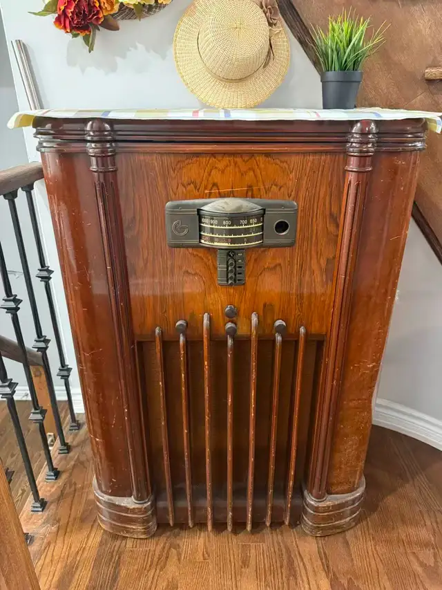 Vintage Sparton Antique Floor Console Radios