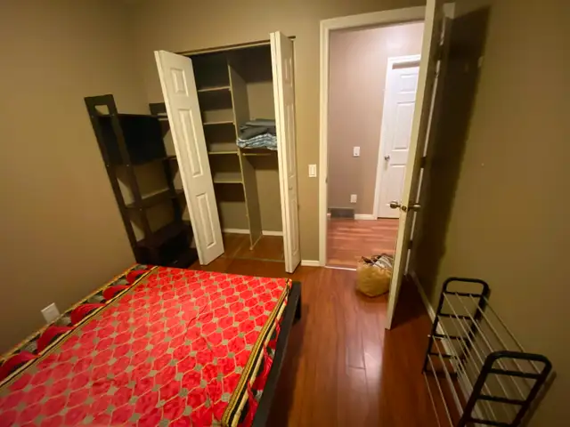 Furnished room close to Rundle Station - Photo 4
