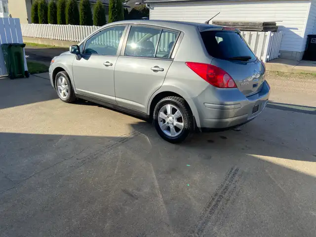 2012  NISSAN VERSA SL HATCHBACK - Photo 2