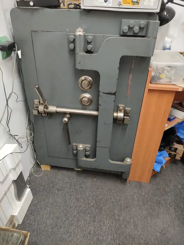 SHOWCASES, JEWELLERY SAFES & WALL CABINETS FOR SALE - Photo 6