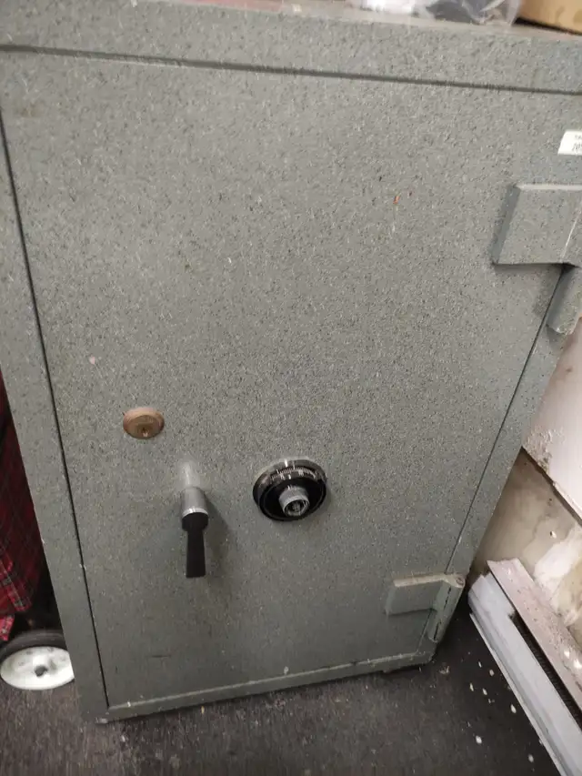 SHOWCASES, JEWELLERY SAFES & WALL CABINETS FOR SALE - Photo 7