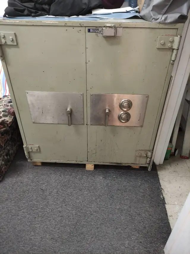 SHOWCASES, JEWELLERY SAFES & WALL CABINETS FOR SALE - Photo 8