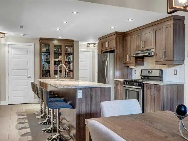 UPGRADED LOWER LEVEL 2 BEDROOM TERRACE HOME IN AYLMER/GATINEAU - Photo 6