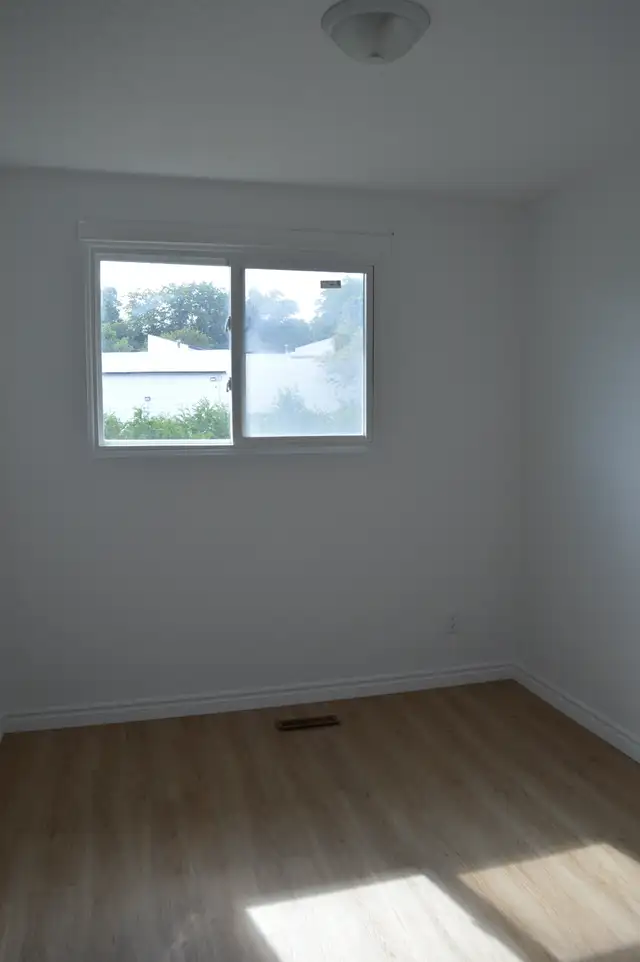 3-Bedroom Townhouse Sublet - Photo 2