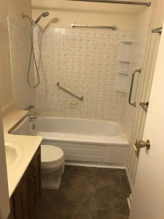 Awesome 3 BR main level, 1.5 baths, Marlborough, very quiet - Photo 5