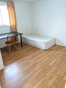 Heron Gate Mall, Easy to downtown & school, all inclusive, ASAP
