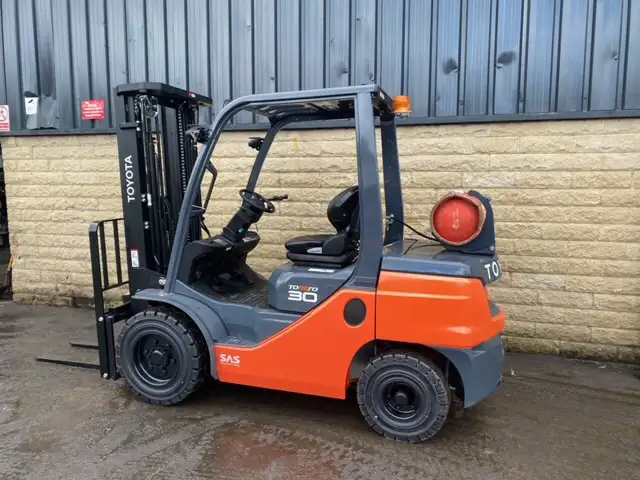 Forklift - Toyota 6000lb Pneumatic for Sale - Photo 4