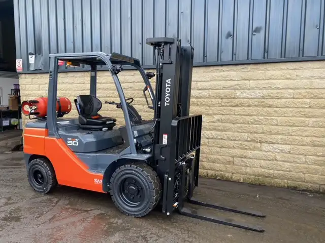 Forklift - Toyota 6000lb Pneumatic for Sale - Photo 6