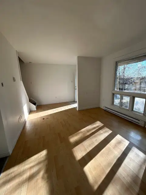 ELLIOT LAKE: 2 BR townhouse w/ yard & parking - Photo 2