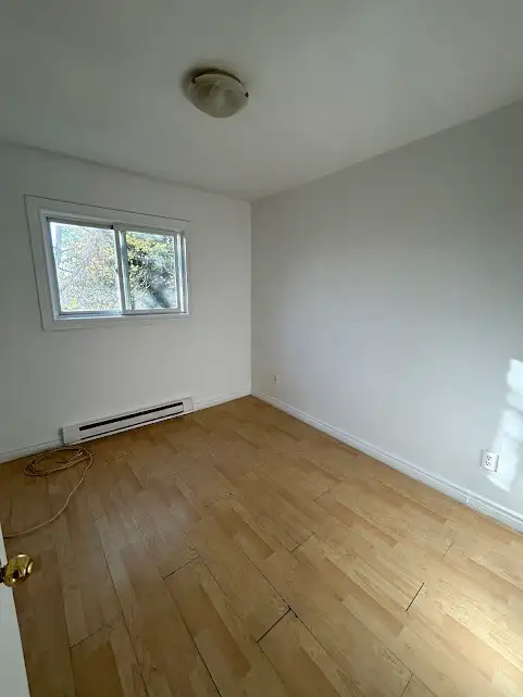 ELLIOT LAKE: 2 BR townhouse w/ yard & parking - Photo 4