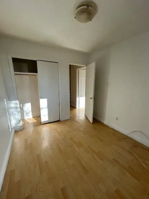 ELLIOT LAKE: 2 BR townhouse w/ yard & parking - Photo 5