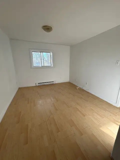 ELLIOT LAKE: 2 BR townhouse w/ yard & parking - Photo 6