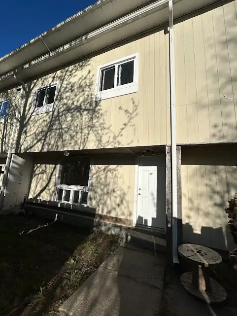 ELLIOT LAKE: 2 BR townhouse w/ yard & parking - Photo 8