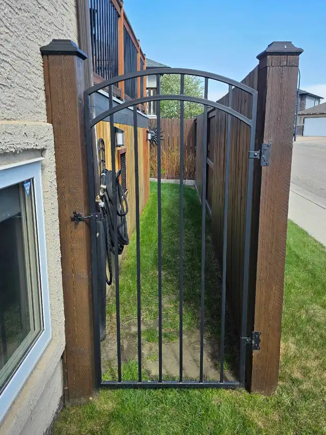 Metal gate
