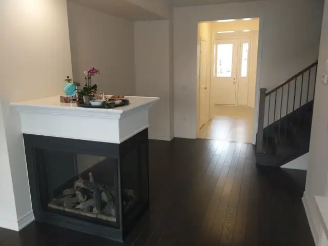 Bright and Spacious 4 Bedroom Townhouse in Ancaster (Hamilton) - Photo 2