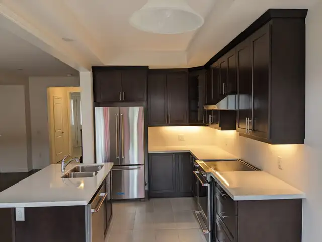 Bright and Spacious 4 Bedroom Townhouse in Ancaster (Hamilton) - Photo 3