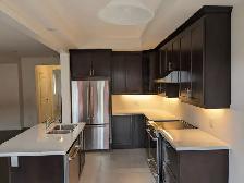 Bright and Spacious 4 Bedroom Townhouse in Ancaster (Hamilton) - Photo 3