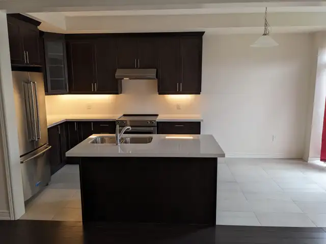 Bright and Spacious 4 Bedroom Townhouse in Ancaster (Hamilton) - Photo 4