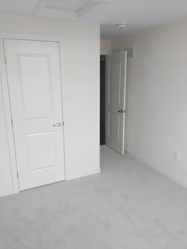 Bright and Spacious 4 Bedroom Townhouse in Ancaster (Hamilton) - Photo 5