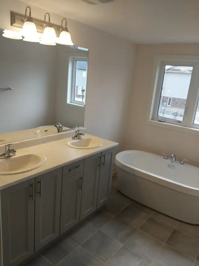 Bright and Spacious 4 Bedroom Townhouse in Ancaster (Hamilton) - Photo 7