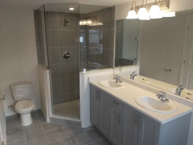Bright and Spacious 4 Bedroom Townhouse in Ancaster (Hamilton) - Photo 17
