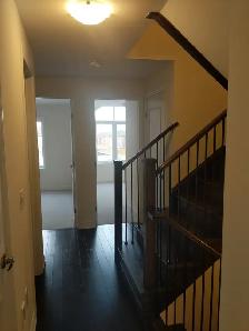 Bright and Spacious 4 Bedroom Townhouse in Ancaster (Hamilton) - Photo 19
