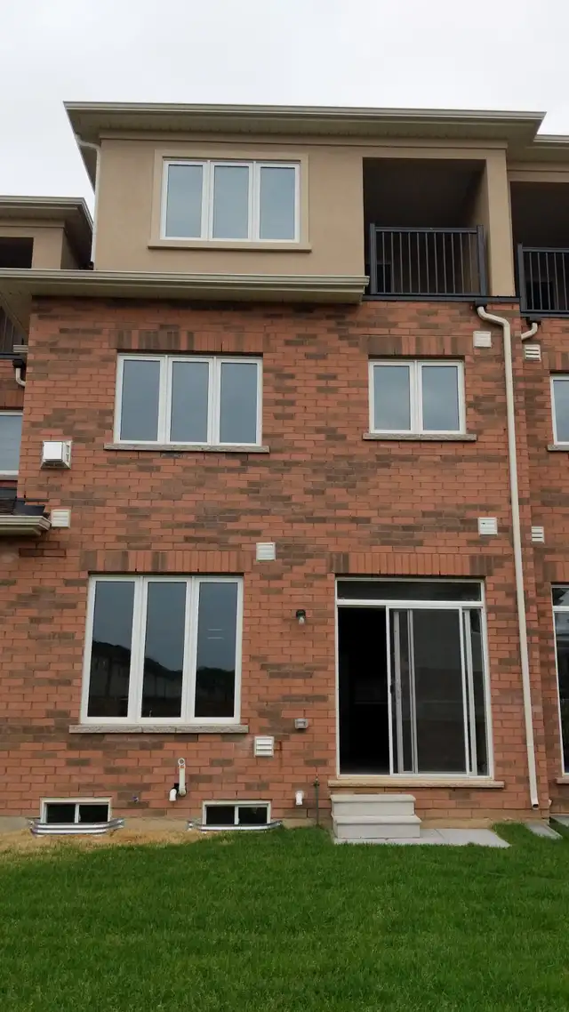 Bright and Spacious 4 Bedroom Townhouse in Ancaster (Hamilton) - Photo 20