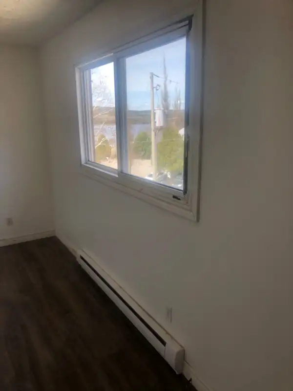 ELLIOT LAKE: 3 BR townhouse w garage, yard, basement - Photo 5