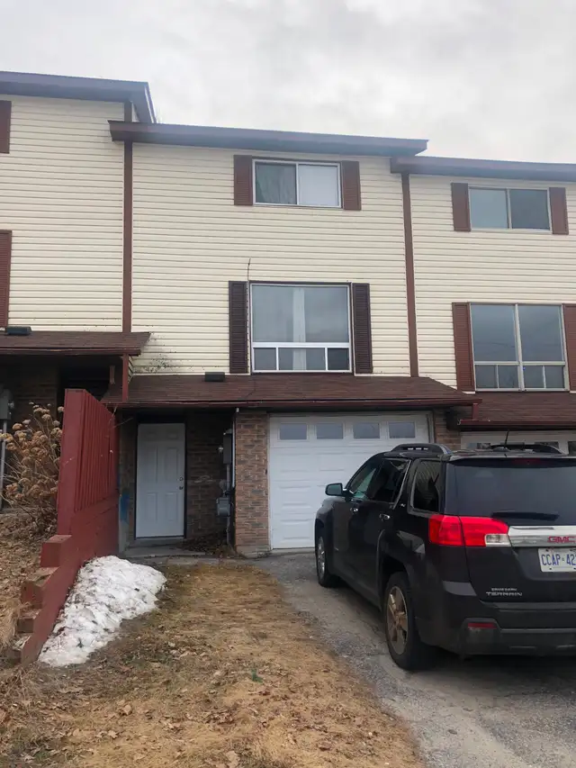 ELLIOT LAKE: 3 BR townhouse w garage, yard, basement - Photo 10