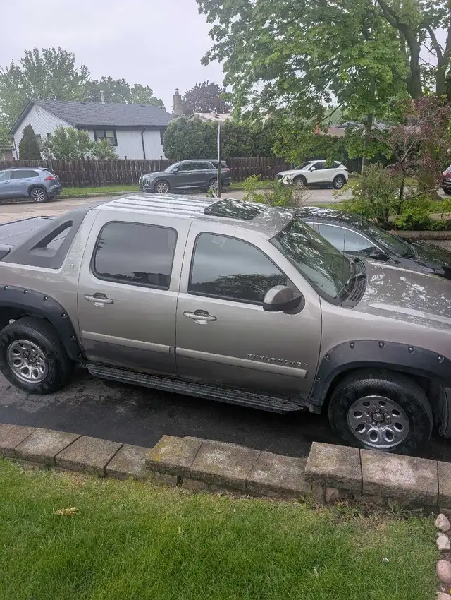 2007 Chevy Avalanche LT - Photo 2