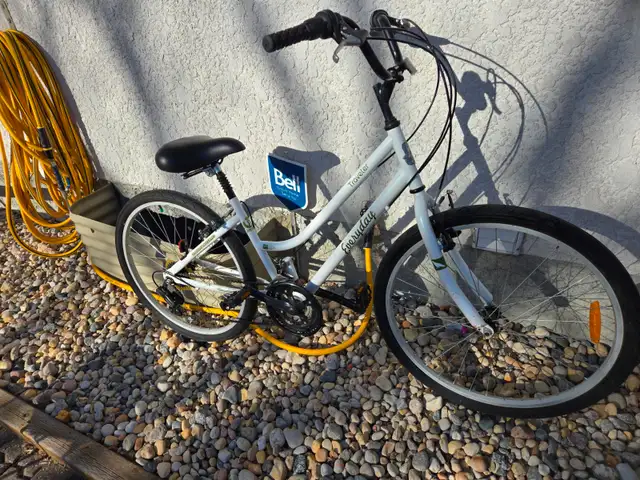 Gently Used ' Everyday Traveler Comfort'  Bicycle - Photo 2