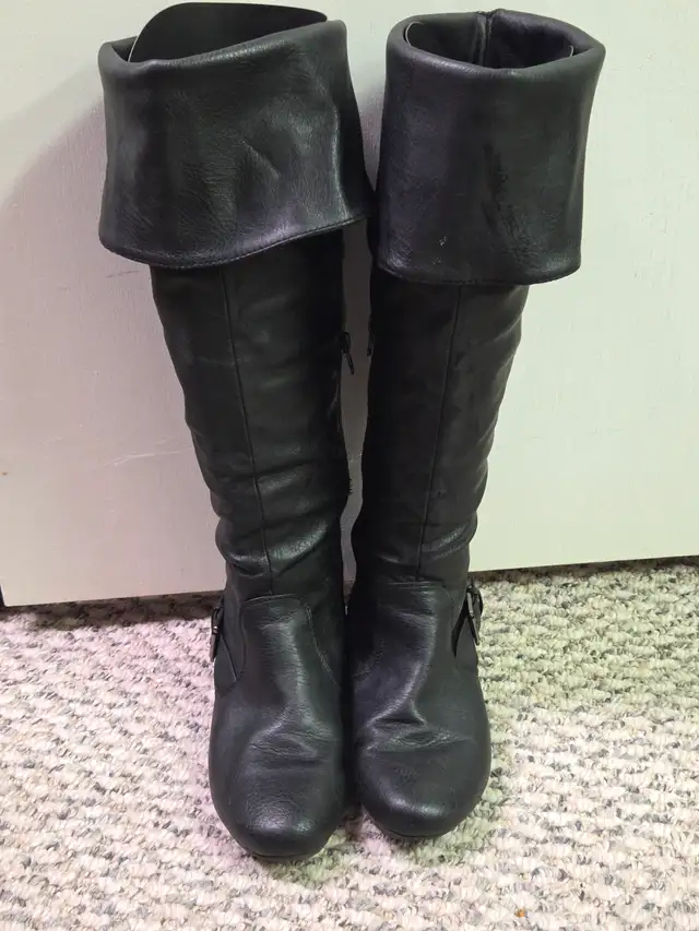 Womens black leather knee-high/thigh high boots size 7