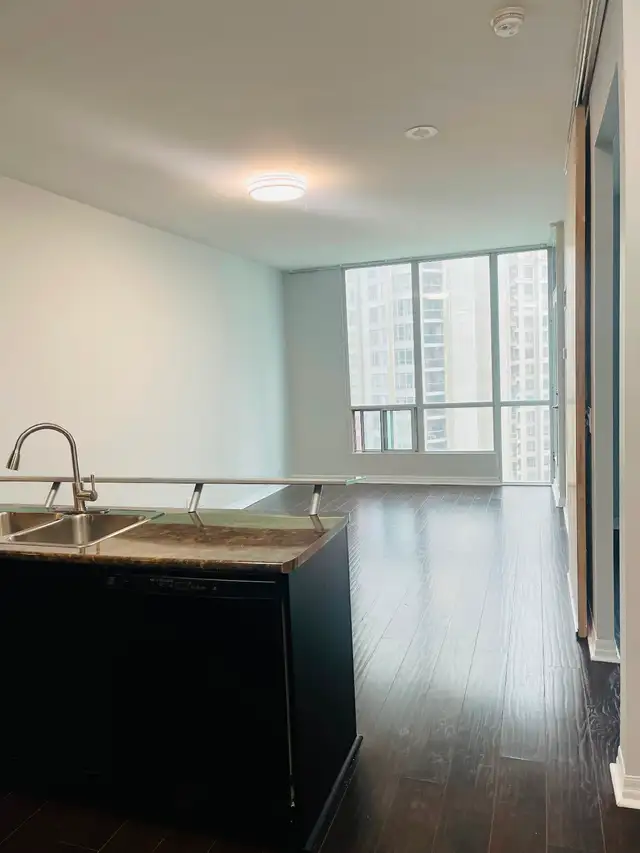 Rare 1 1 bedroom plus 2 bath condo for rent at Square One ! - Photo 4