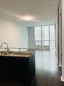 Rare 1 1 bedroom plus 2 bath condo for rent at Square One ! - Photo 4