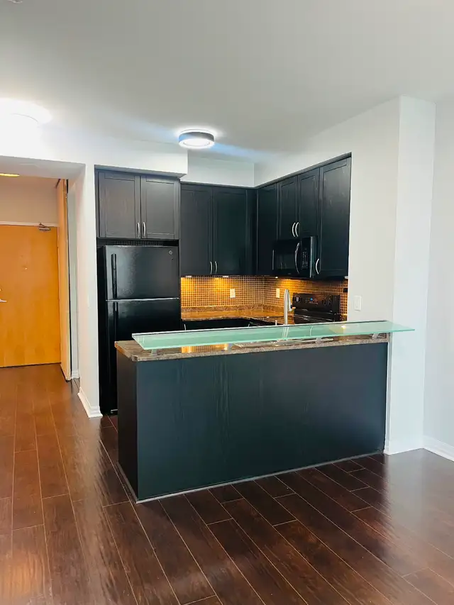 Rare 1 1 bedroom plus 2 bath condo for rent at Square One ! - Photo 5