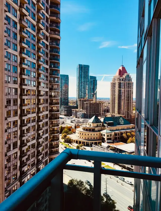 Rare 1 1 bedroom plus 2 bath condo for rent at Square One ! - Photo 9