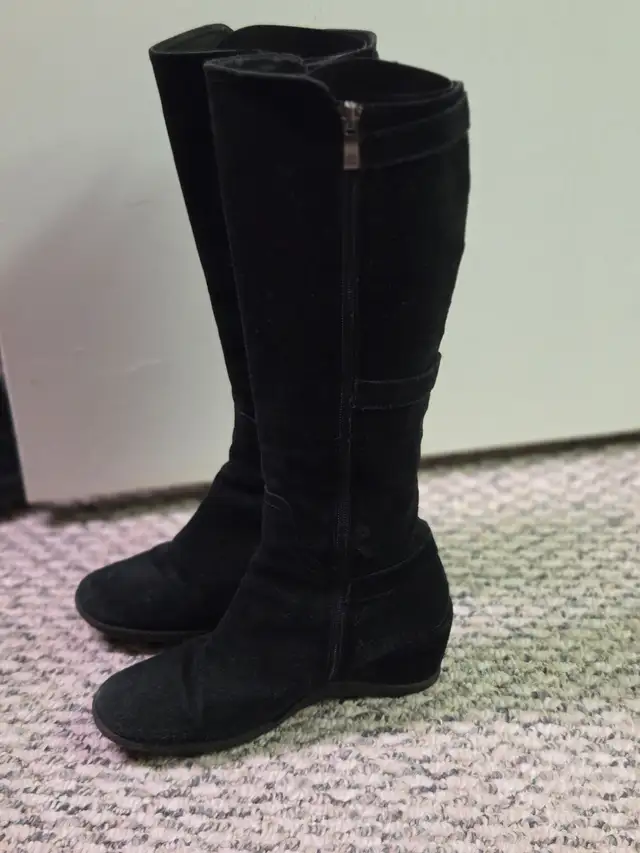 Women's black leather knee-high Boots. Size 7.5