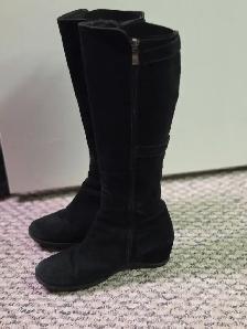 Women's black leather knee-high Boots. Size 7.5
