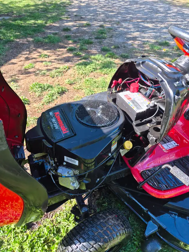 Red max gt2454f lawn tractor for sale - Photo 2