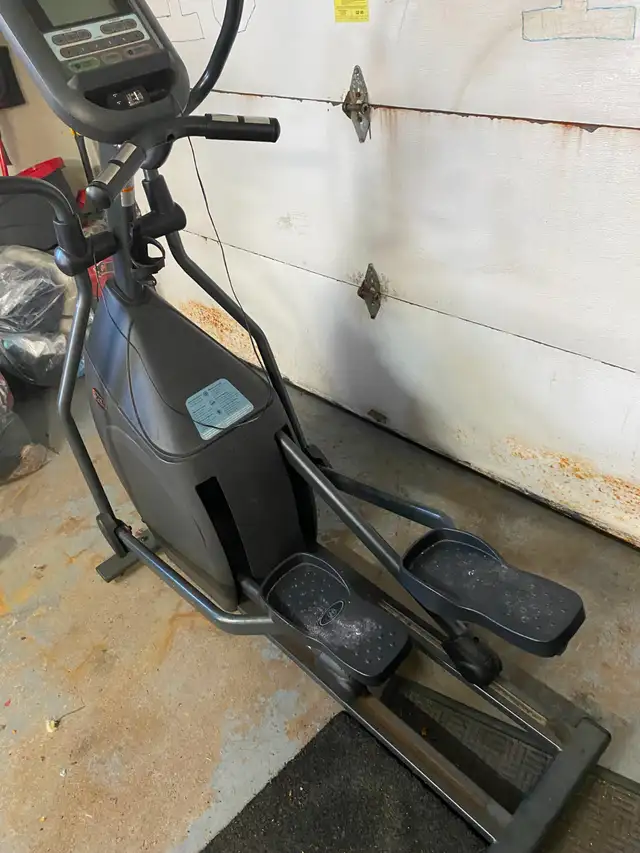 Elliptical Trainner - Photo 2