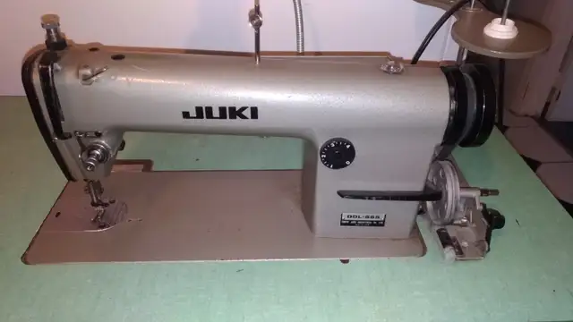 Juki DDL-555 Industrial Heavy Duty Sewing Machine With Table Top