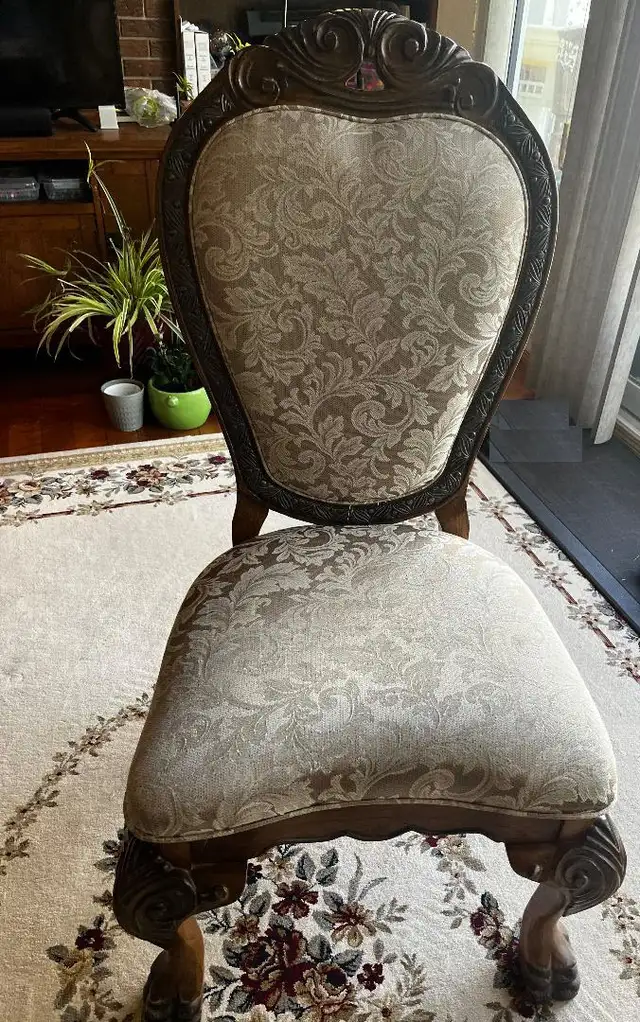 Good condition (Used). AICO hand-carved dining table 6 chairs - Photo 2