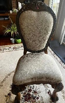 Good condition (Used). AICO hand-carved dining table 6 chairs - Photo 2