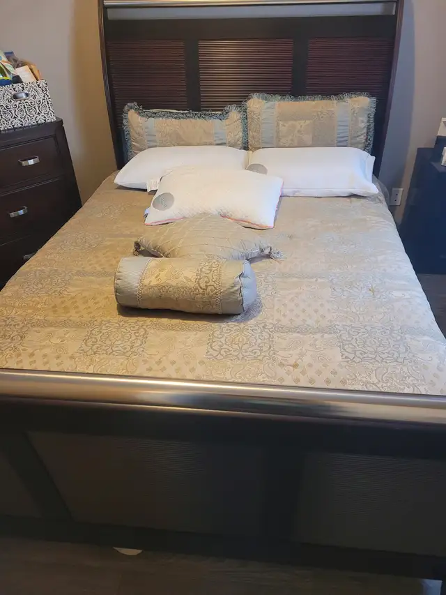 Queen bed and dresser set for sale. - Photo 2